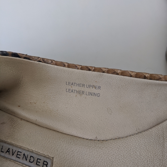 Vera Wang Lavender snakeskin patterned flats size 6.5 - Picture 3 of 10